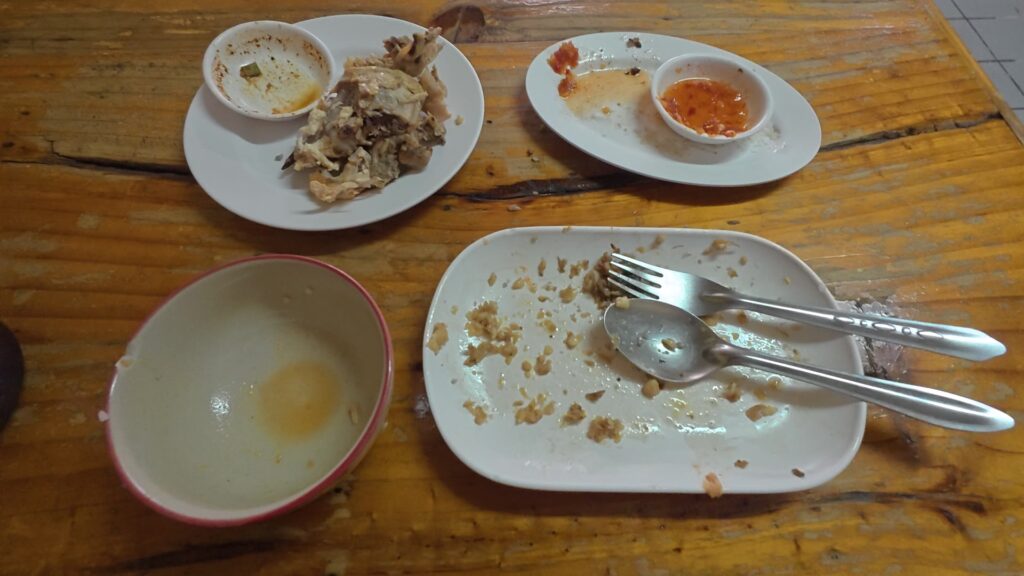 食べ終わった後の骨と空き皿