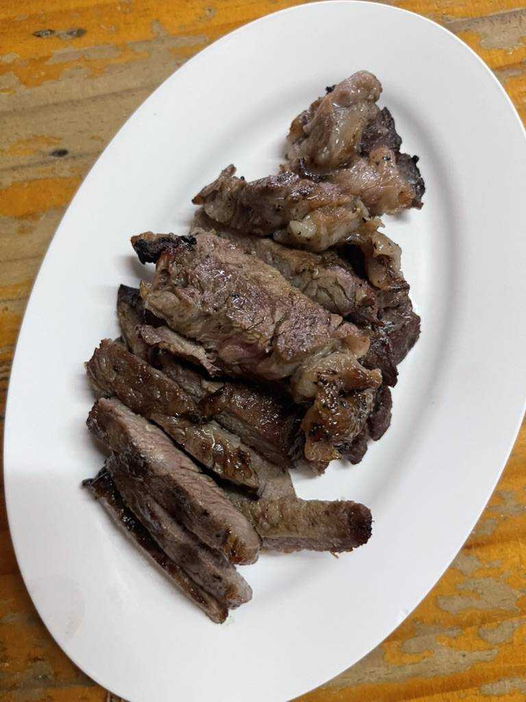 炭火焼き牛肉のクローズアップ