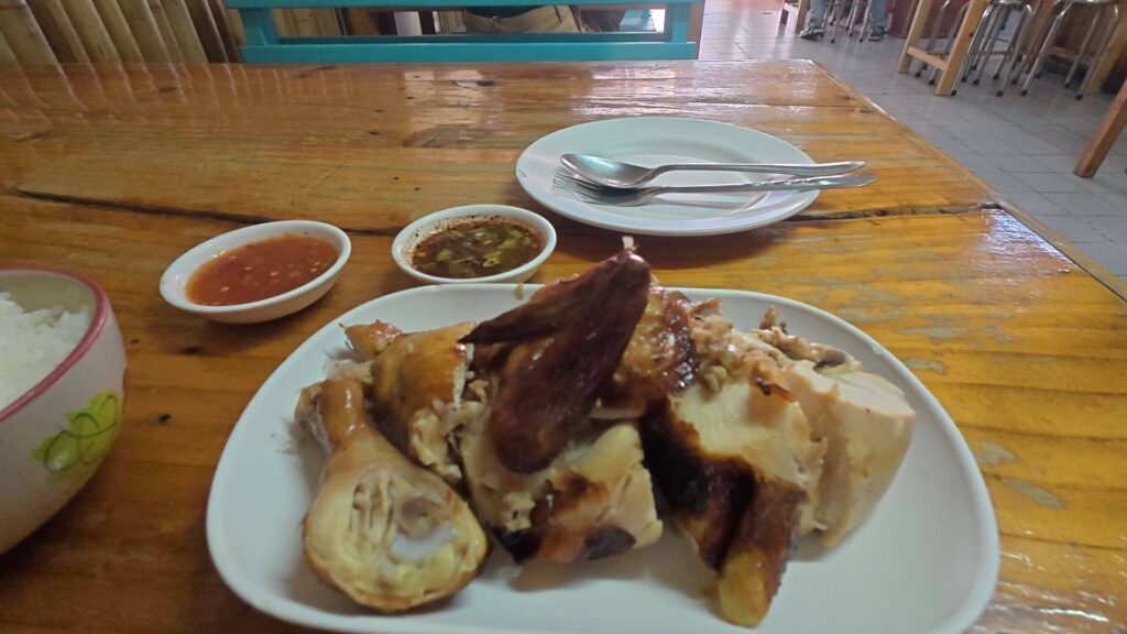 半羽の炭火焼き鶏とご飯、テーブル