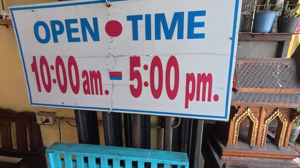 営業時間10時から17時のサイン