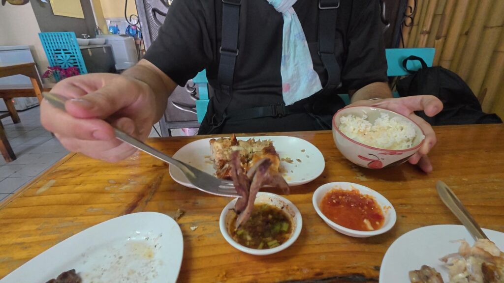 ご飯茶碗を持つ手元