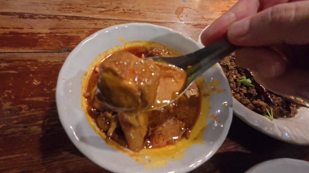 カレーをスプーンですくう手元