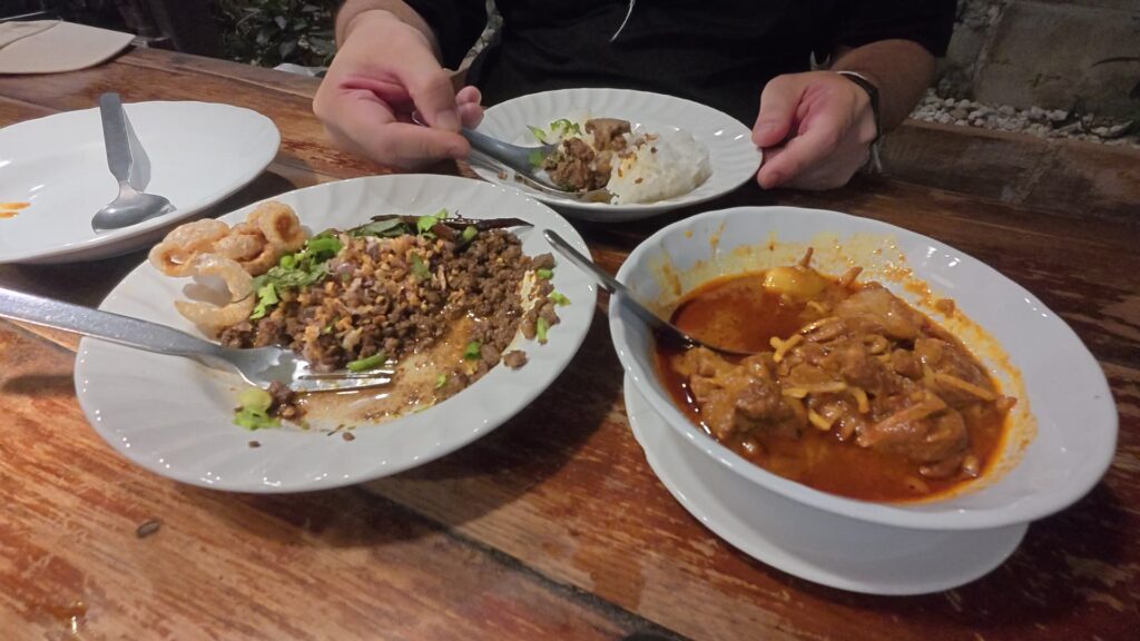 白米とラープムーを食べる手元