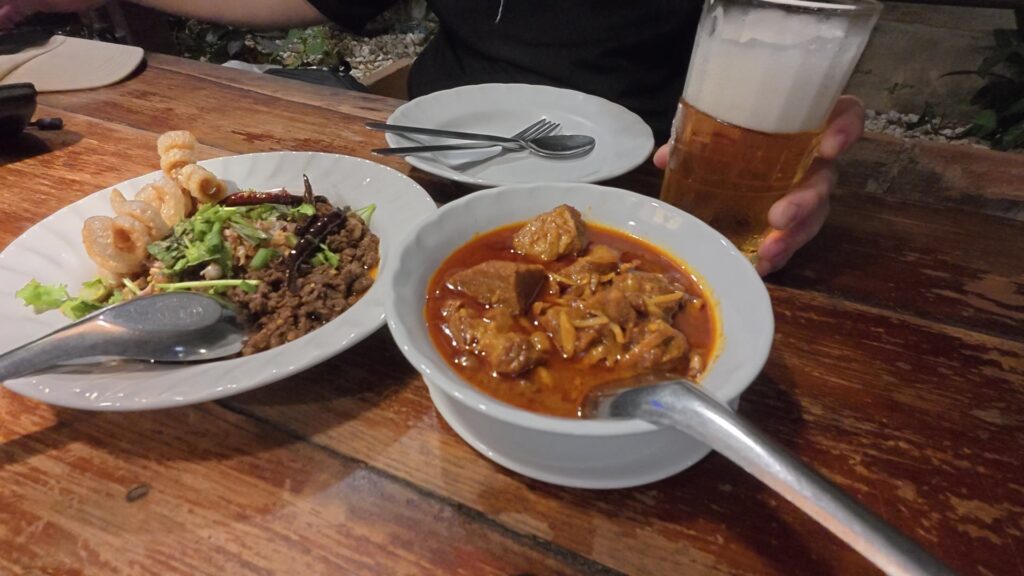 料理とビールを持つ手