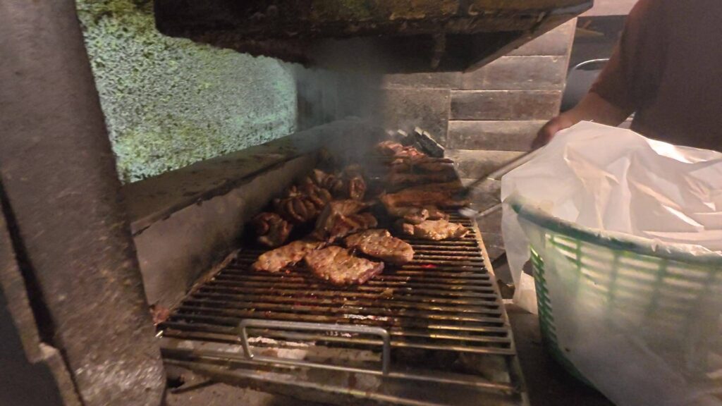 網焼きとカゴを持つスタッフの手