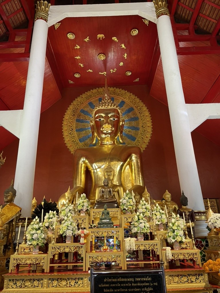 本堂の本尊、大仏像