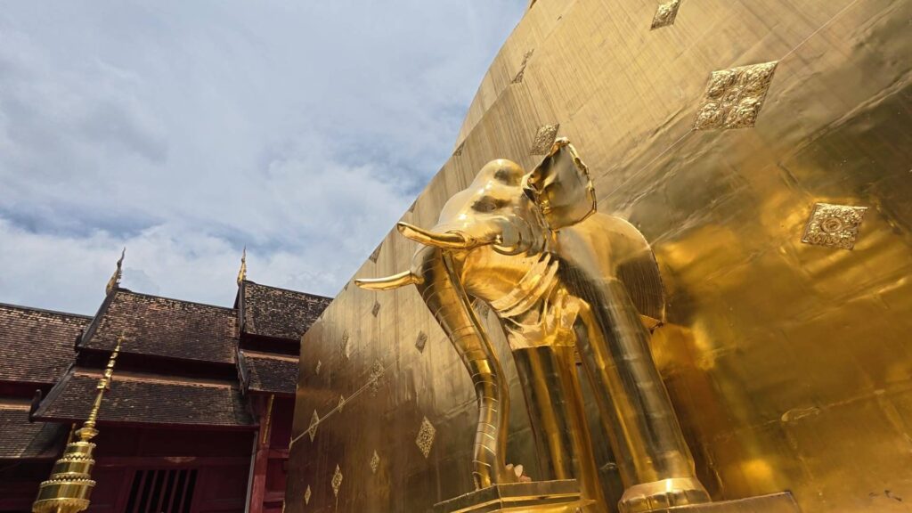仏塔基壇の金の象像