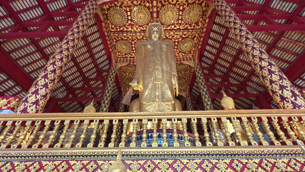 見上げる大きな金色の立仏像