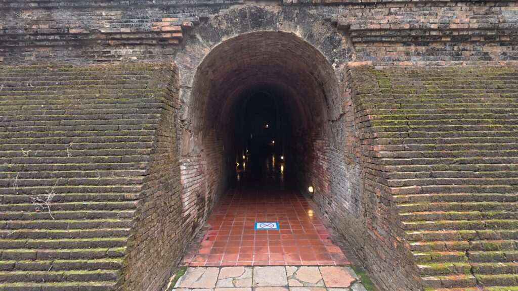 トンネル入口のアーチ