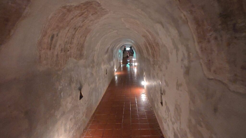 出口の光が差し込むトンネルの通路