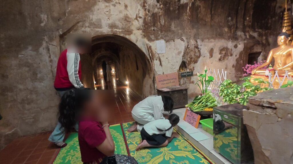 祭壇で参拝する人々
