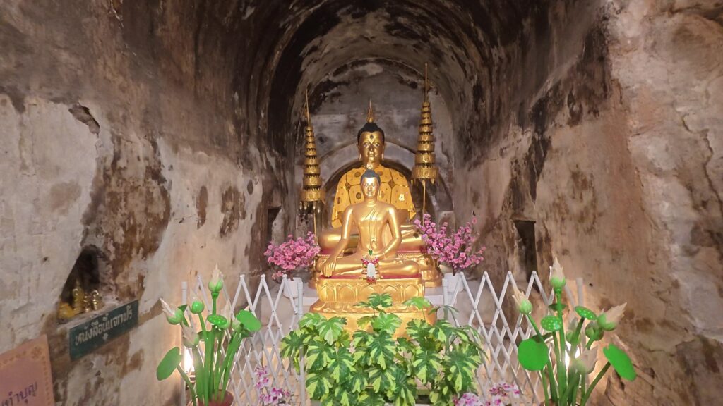 祭壇の金色仏像と花の近距離カット