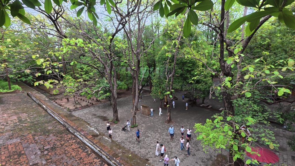 塚の上から見下ろす境内