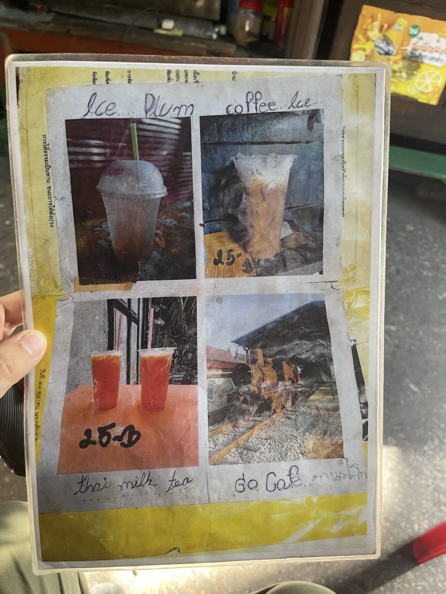 ラミネート加工された手作りの写真メニュー。店名「Go Cafe」の手書き文字も確認できる