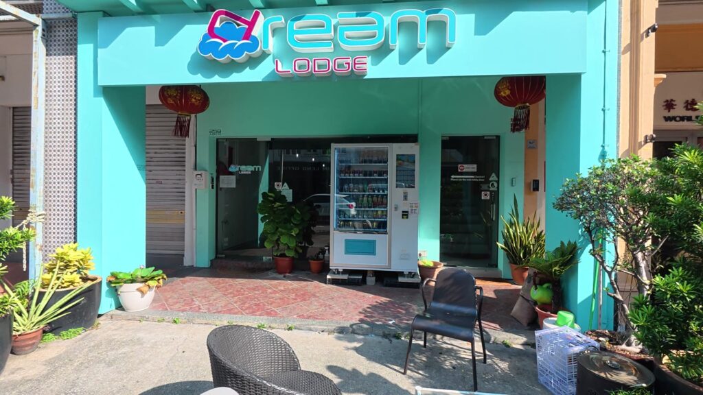 ミント色の外観に「Dream Lodge」の看板