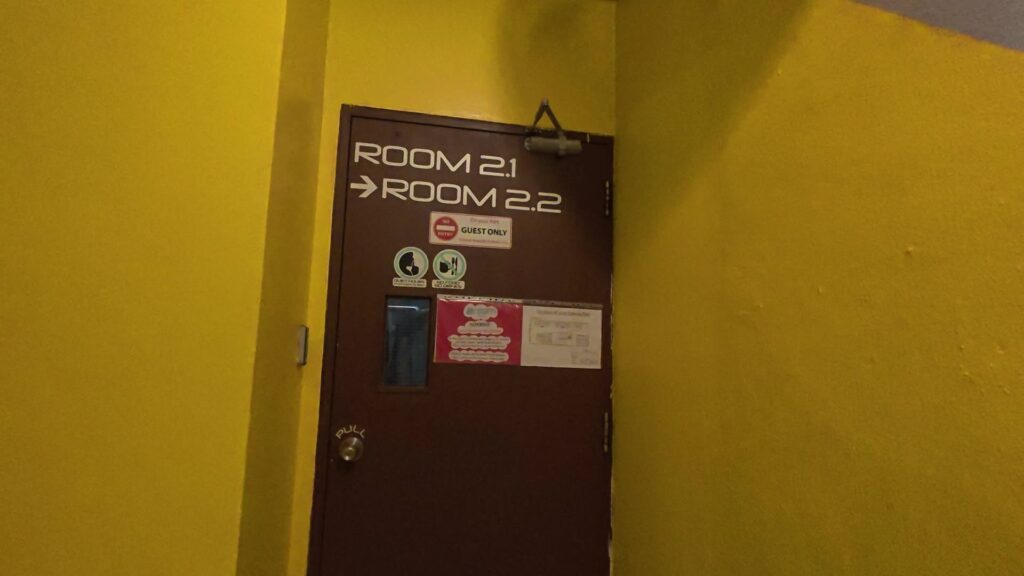 ROOM 2.1とROOM 2.2のドア