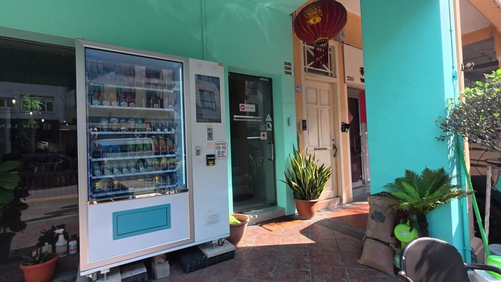 入口脇の自動販売機
