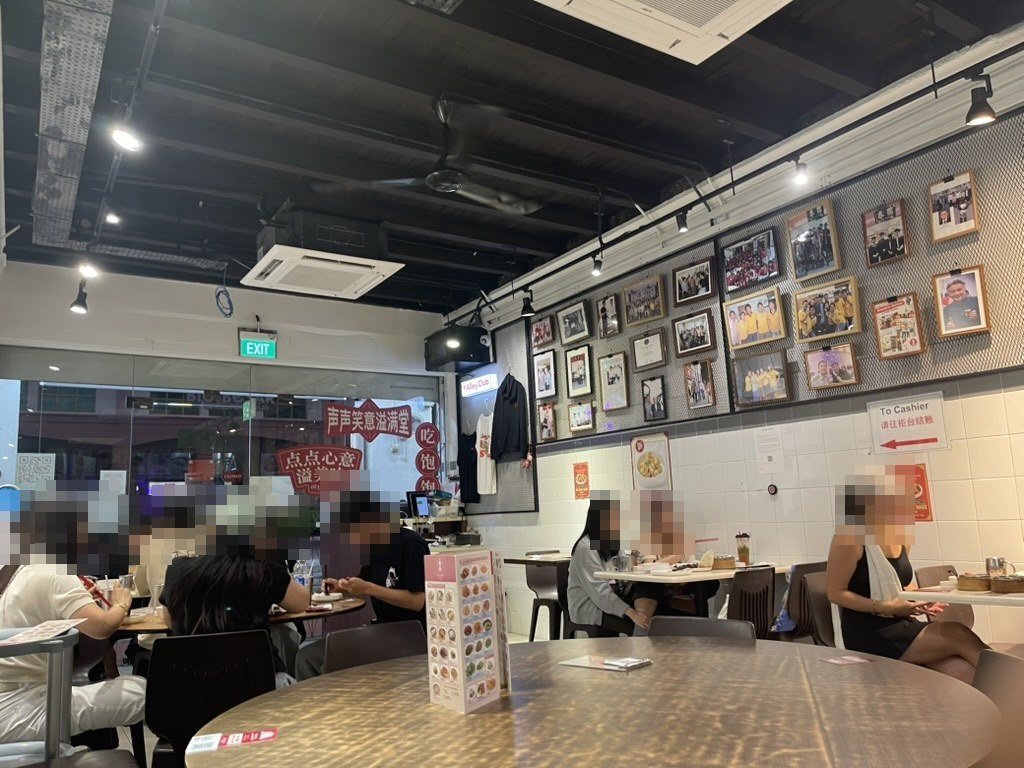 深夜1時過ぎの店内。壁に額入りの写真が並ぶ