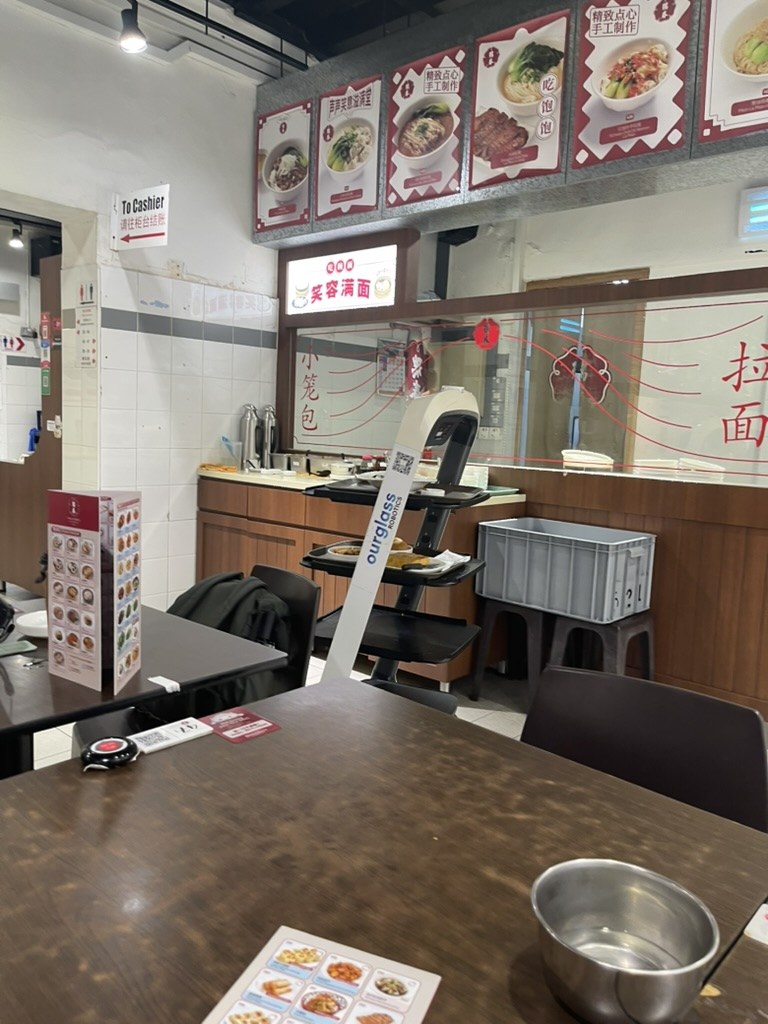 厨房カウンターと配膳ロボット