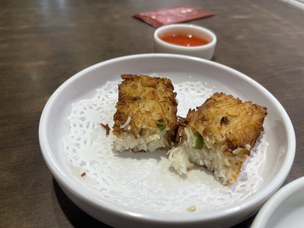 麺線粿の断面。中に白い麺線がぎっしり