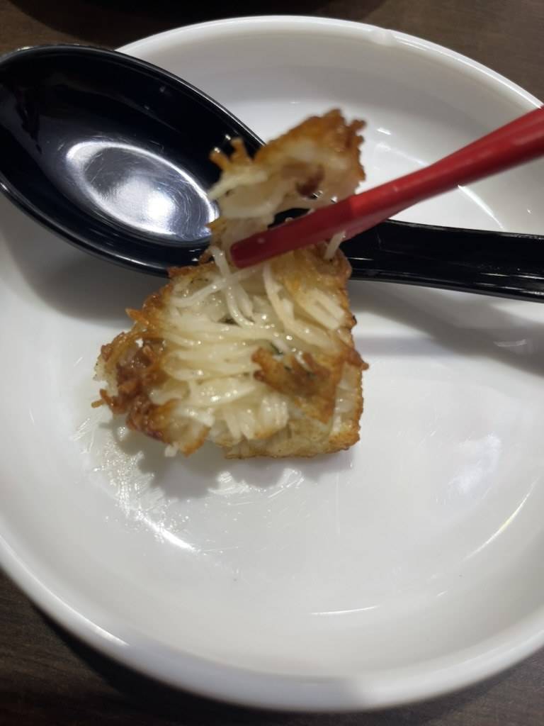 箸でほぐした麺線粿