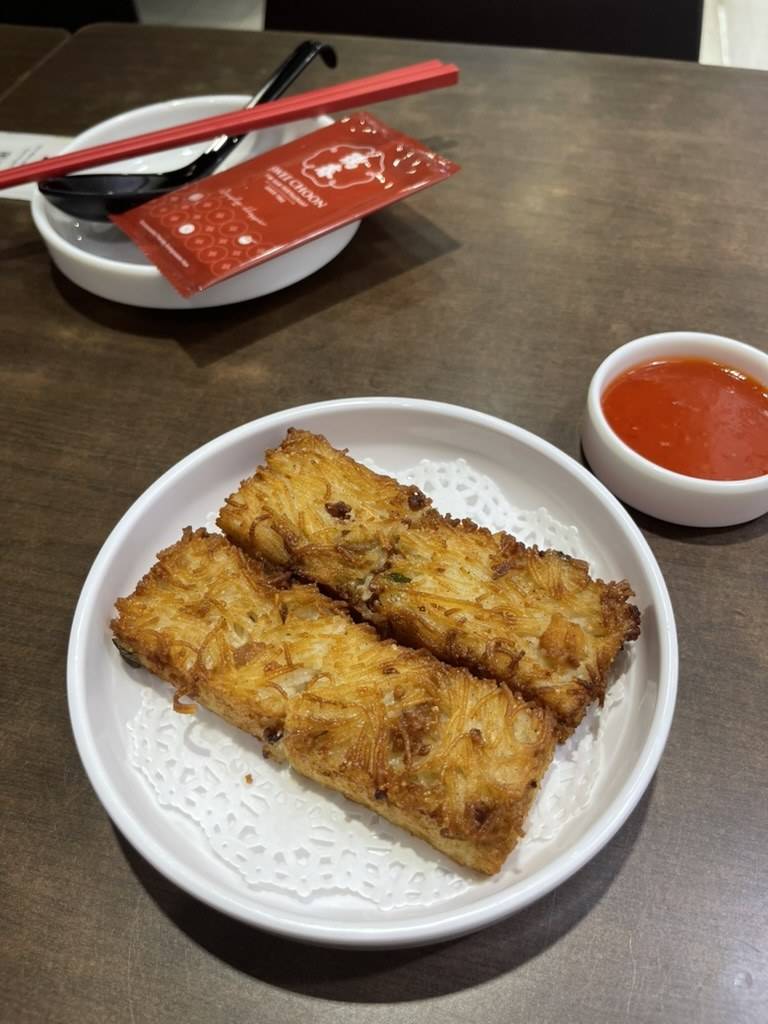 看板メニューの麺線粿（Mee Suah Kueh）とチリソース