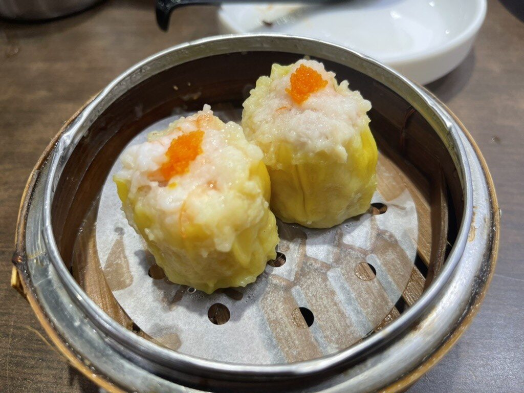とびこをのせたえび焼売2個