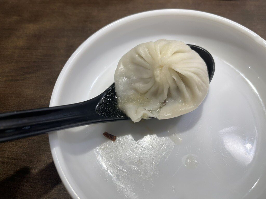 レンゲにのせた小籠包