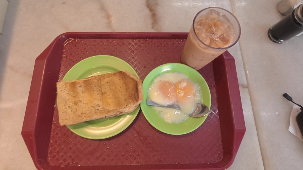 トレーにのった朝食セット
